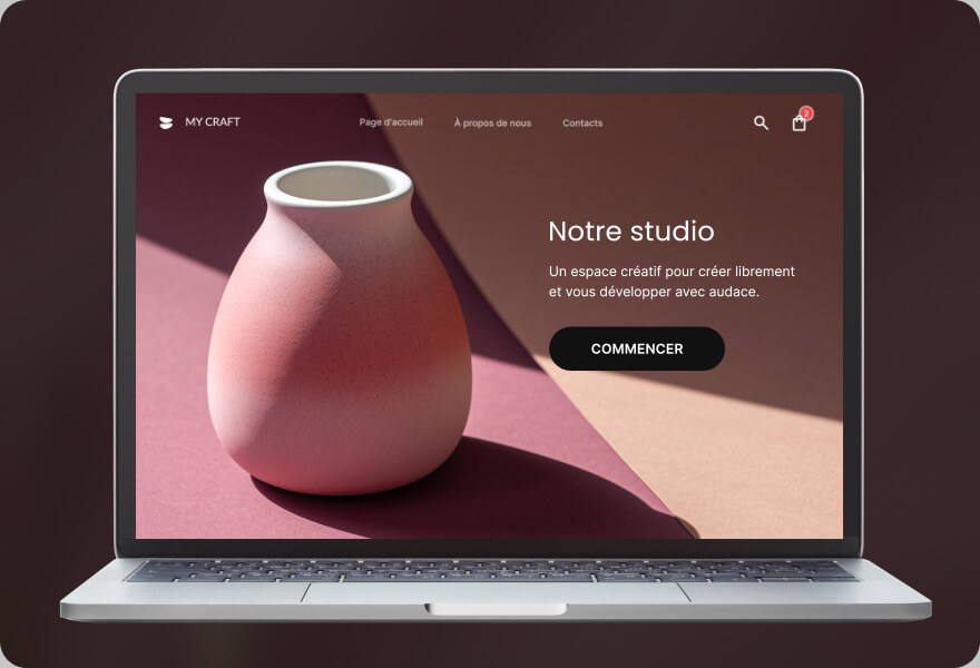 Maquette d'ordinateur portable moderne présentant un site web de studio « Mon métier » minimaliste avec une esthétique rose pâle, mettant en avant la flexibilité de design du SiteGround Website Builder.