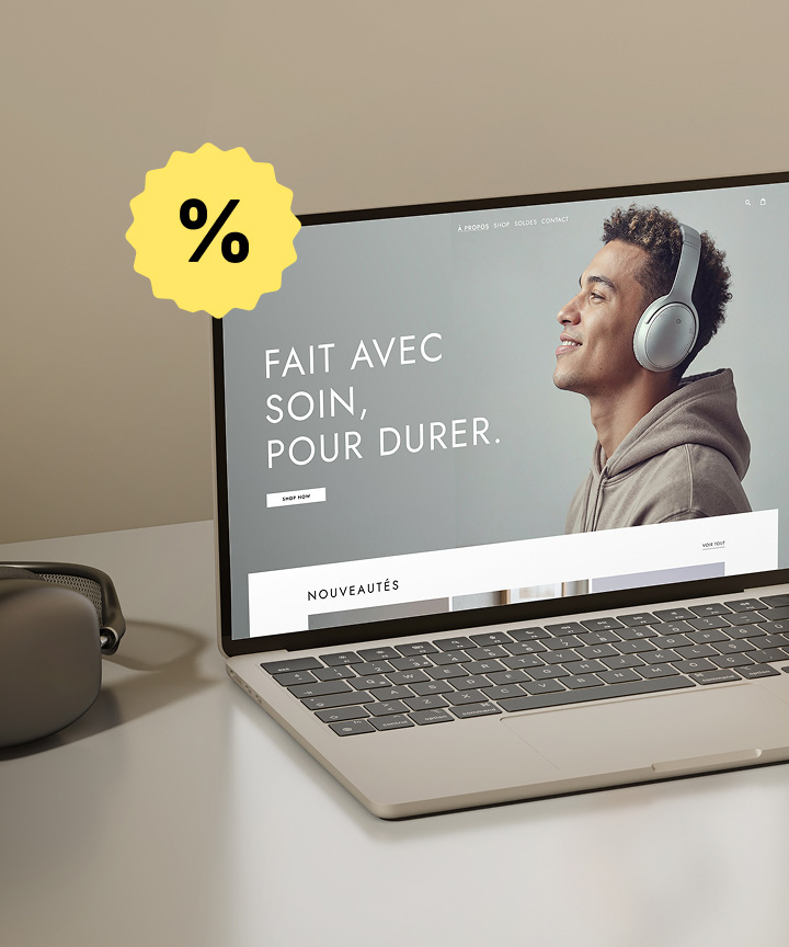 Maquette d\'ordinateur portable affichant un site e-commerce avec le texte « FAÇONNÉ AVEC SOIN, CONÇU POUR DURER » et un homme portant des écouteurs. Un autocollant jaune indiquant un pourcentage recouvre le coin supérieur gauche de l\'écran.